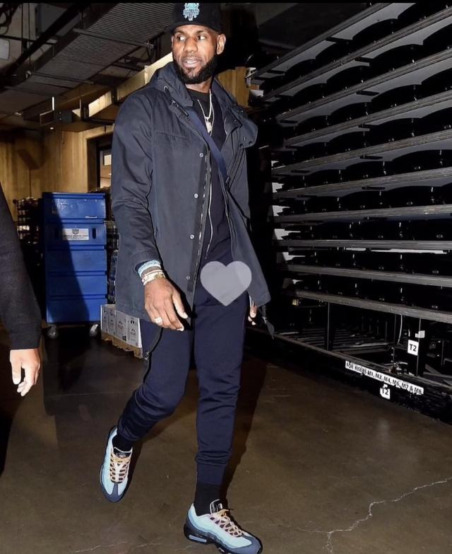 埃贝尔：不理解关于诺伊尔的争论，本赛季他一直是我们的支柱（埃贝尔：对诺伊尔的争议难以理解，本季他始终是球队支柱）