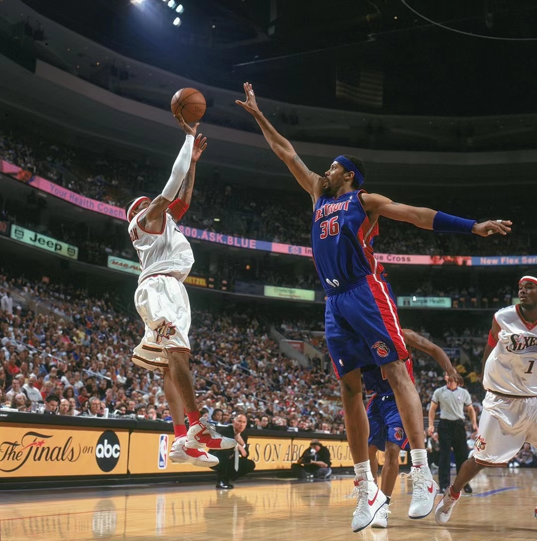 湖人浓眉哥篮下统治球队获胜（浓眉内线碾压助湖人告捷）