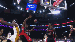 拜仁高层：南看台球迷燃放烟花破坏环境，欧足联肯定会做出处罚（拜仁管理层称南看台球迷燃放烟花扰乱环境，欧足联将予以处罚）