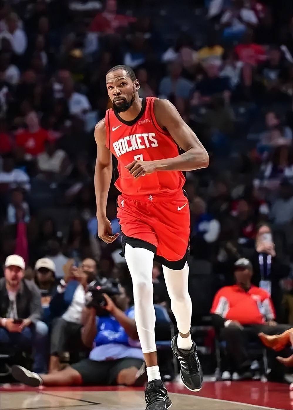 马奎尔：建议废除大部分VAR干预，保留门线技术和越位判罚（马奎尔呼吁取消大部分VAR介入，仅保留门线技术与越位判定）