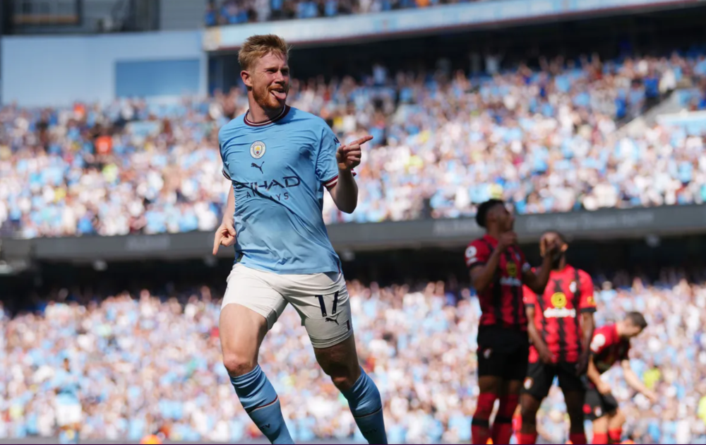 足球是朋友、梦想与人生的瞬间🔴⚫️⚽️（绿茵承载友谊与梦想，定格人生每一瞬🔴⚫️⚽️）