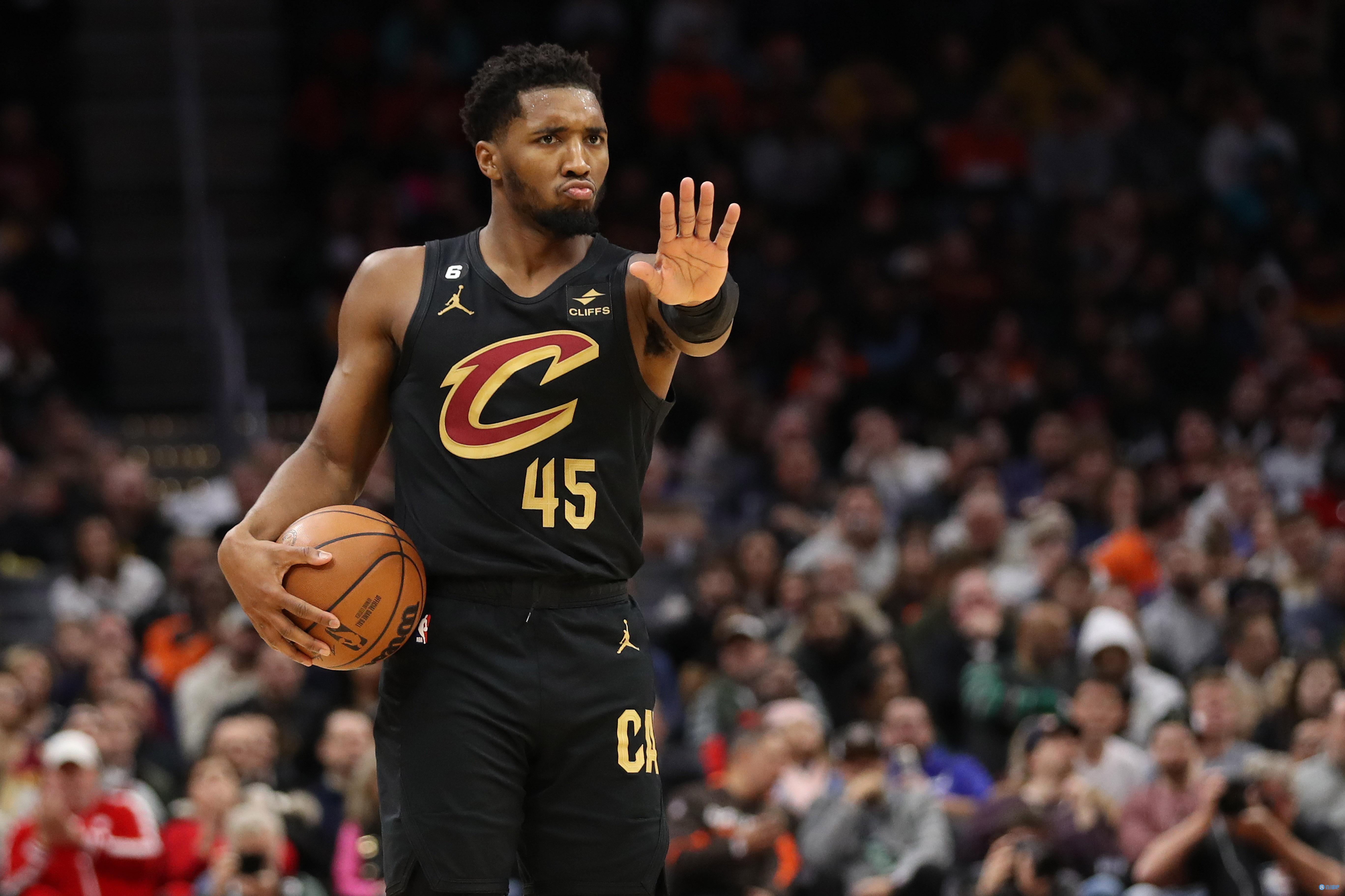 王刚随北京国安六年后终夺足协杯冠军，球迷泪洒现场（六年磨一剑，王刚随国安圆足协杯冠军梦，球迷现场落泪）