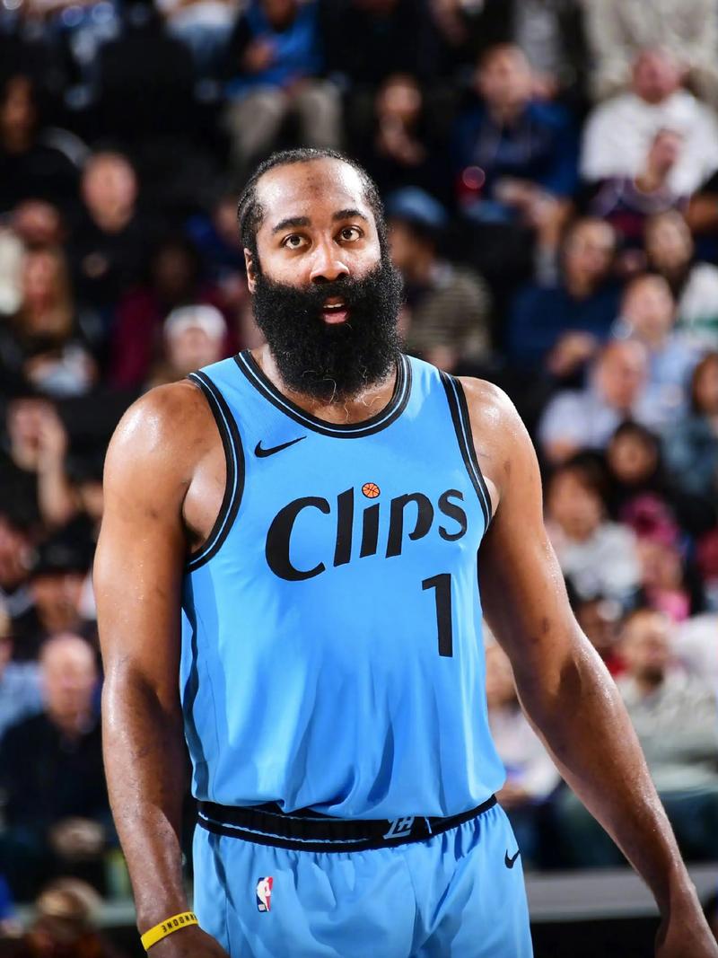 宣示主权？图片报：慕尼黑1860球迷跑去拜仁训练场附近涂鸦（挑衅意味？图片报：1860慕尼黑球迷在拜仁训练场附近涂鸦）