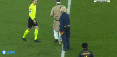 萨拉赫无缘利物浦欧冠名单，斯洛特称俱乐部必须作出回应；此前萨拉赫因未首发炮轰球队（萨拉赫落选利物浦欧冠名单，斯洛特称俱乐部须给出回应；其此前因未获首发公开抨击球队）